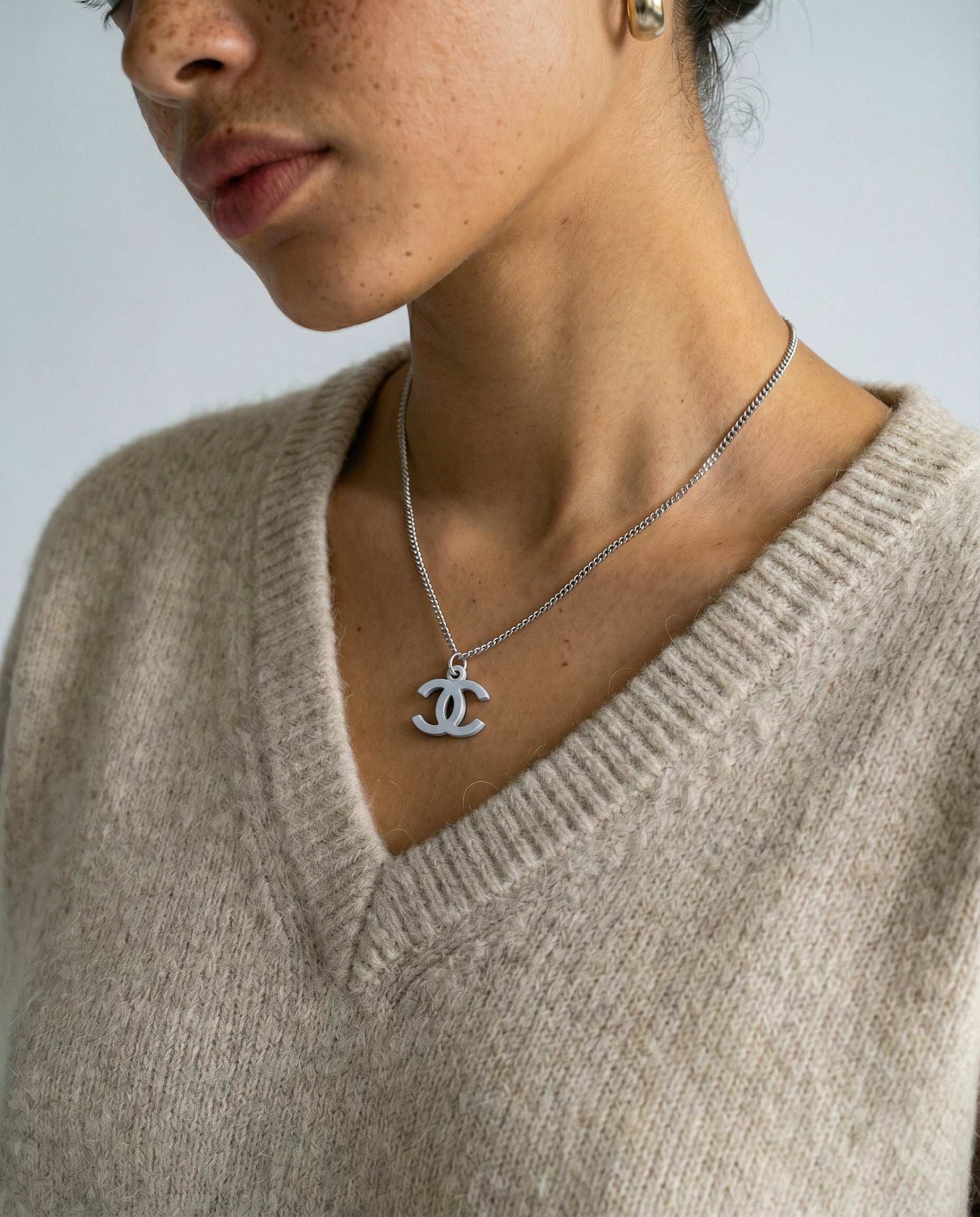 Collar con colgante Cc esmaltado blanco de Chanel