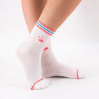 Chaussettes blanches en coton esprit sport, rayures de couleur et flamant brodé 