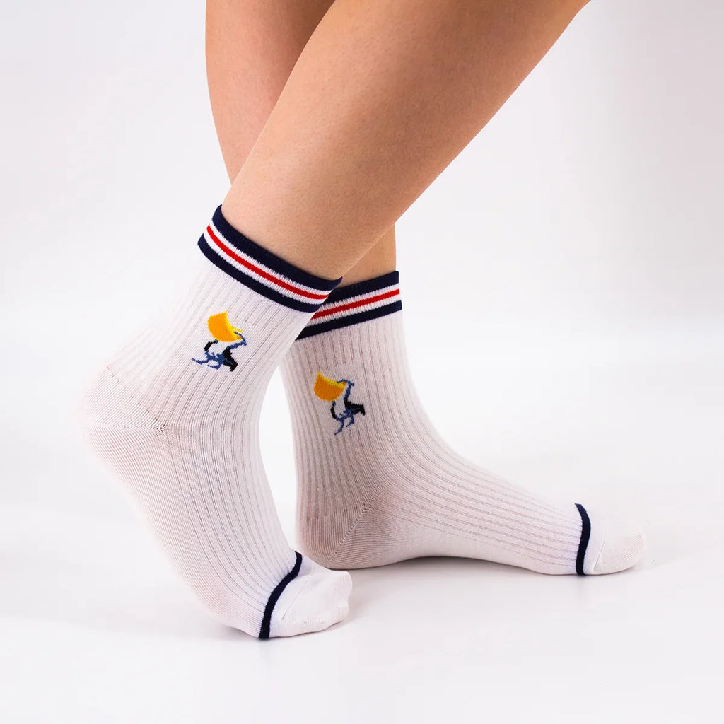 Chaussettes blanches en coton esprit sport, rayures de couleur et pélican brodé 