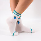 Chaussettes blanches en coton esprit sport, rayures de couleur et perroquet brodé 
