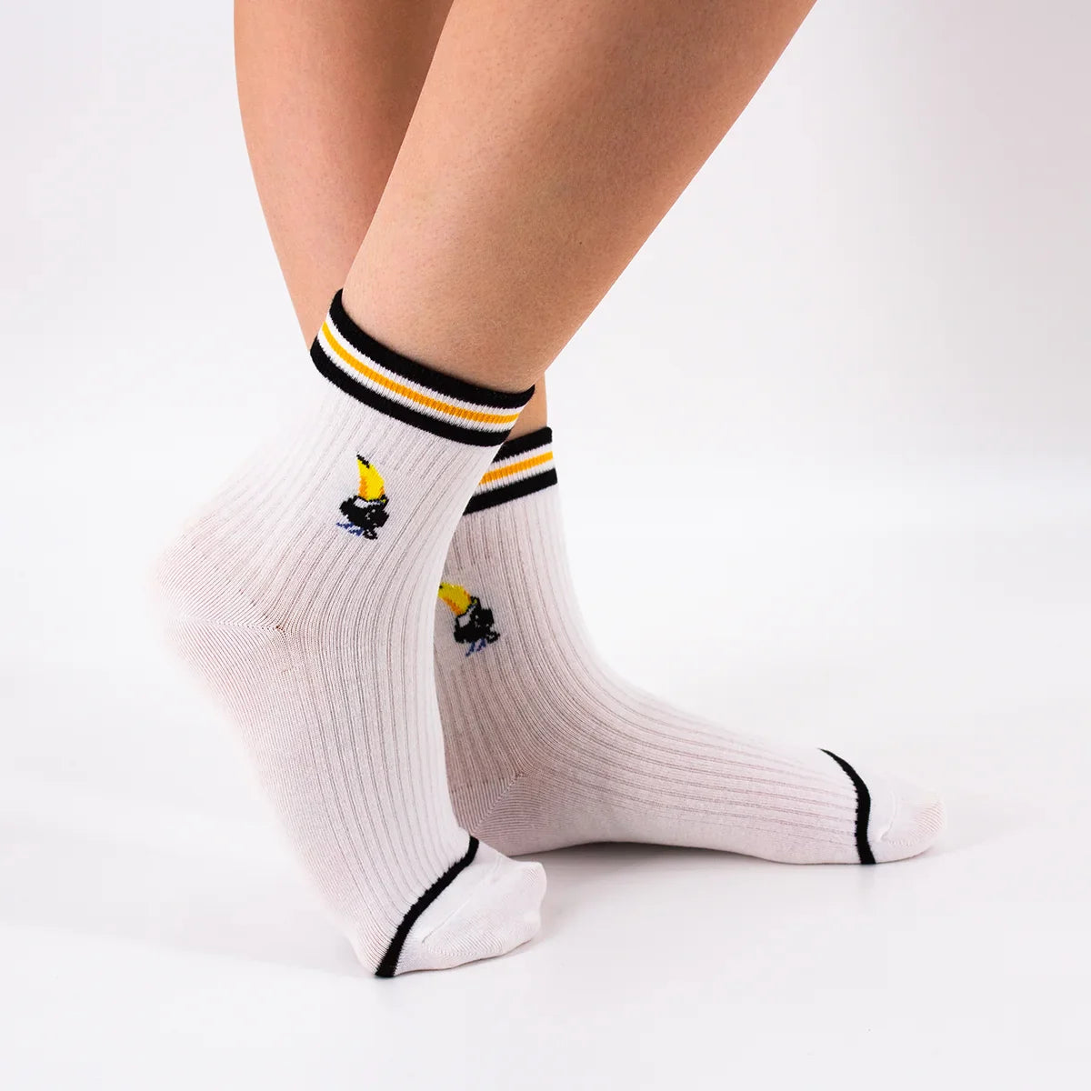 Chaussettes blanches en coton esprit sport, rayures de couleur et toucan brodé 