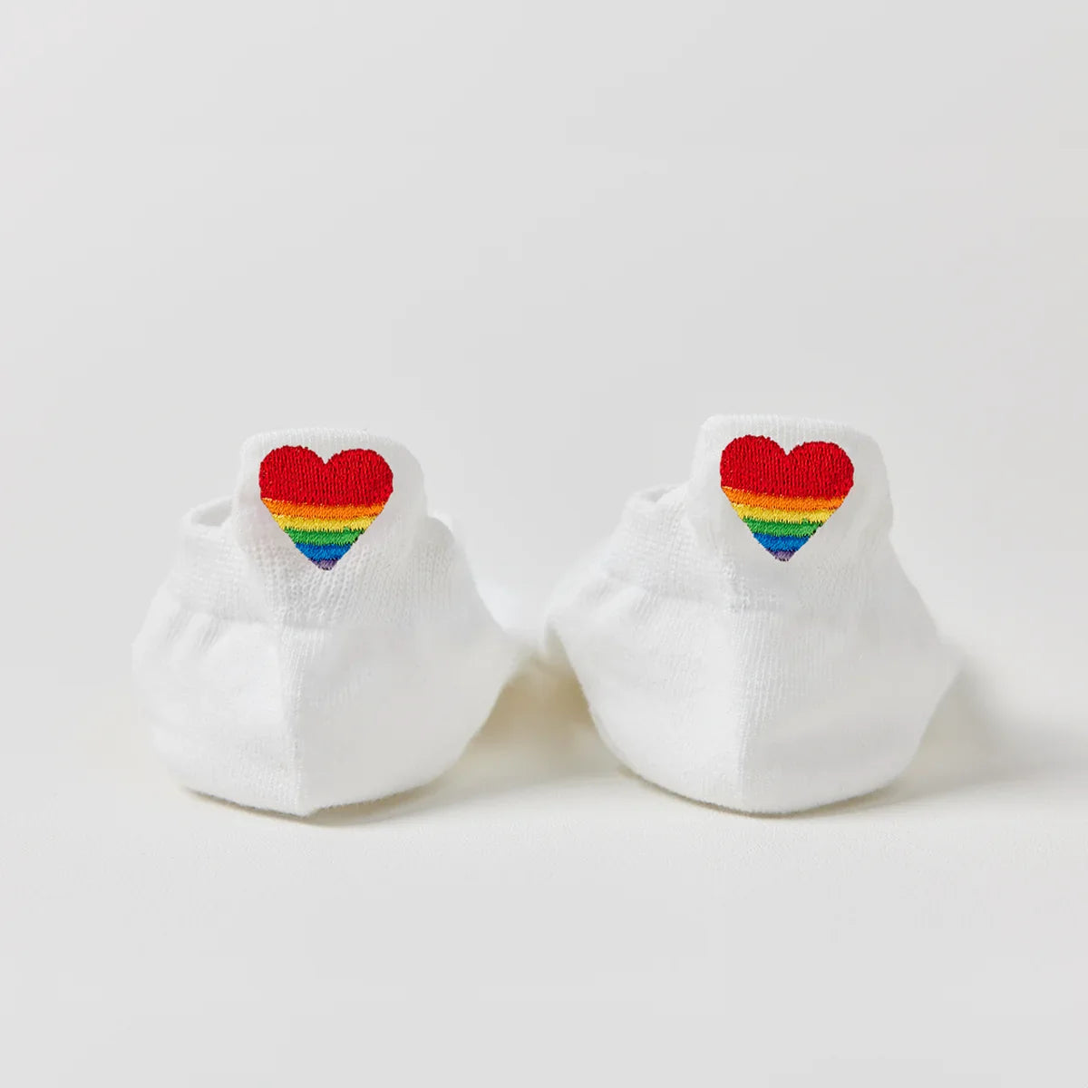 Chaussette avec languette cœur arc-en-ciel.