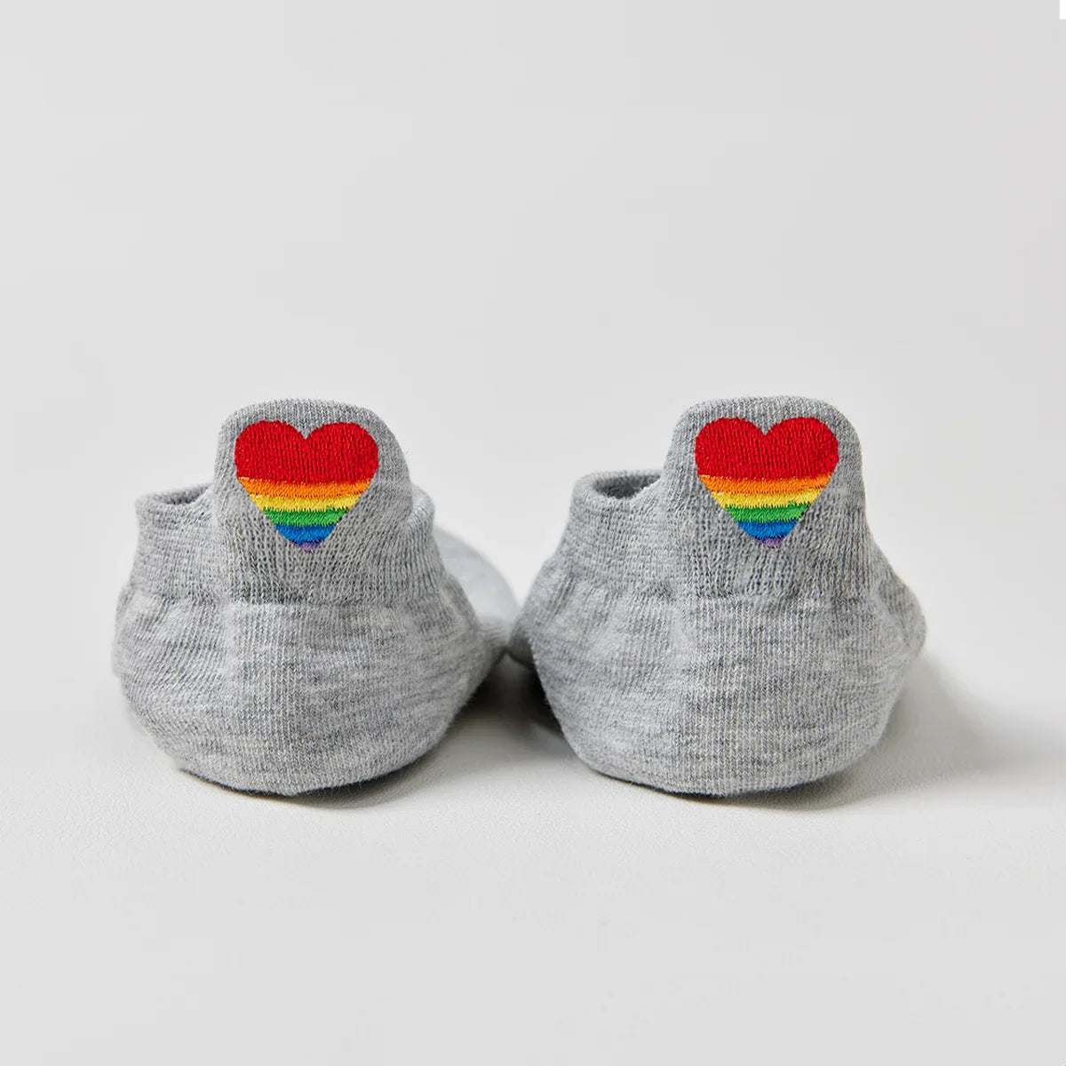 Chaussette avec languette cœur arc-en-ciel.