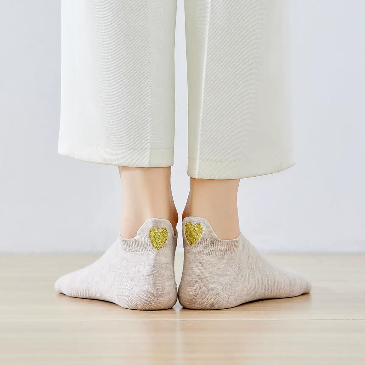 Chaussettes beige en coton à languette cœur doré pour femme 