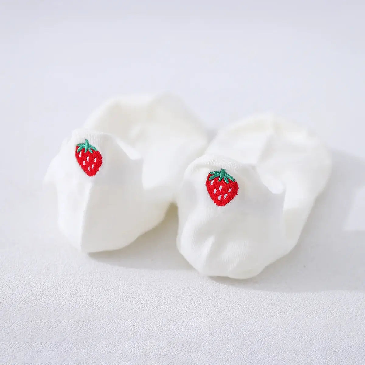 Chaussettes blanche en coton à languette fraise pour femme | Chaussettes abordables et de haute qualité | Un excellent choix pour les femmes qui aiment être à la mode et confortables