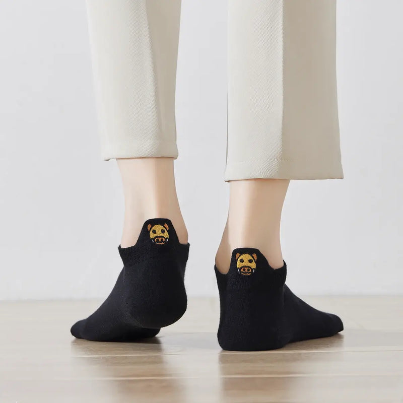 Chaussettes noir phacochère en coton à languette jungle pour femme | Chaussettes confortables et élégantes | Idéales pour le quotidien ou les occasions spéciales | Disponibles en plusieurs tailles couleurs