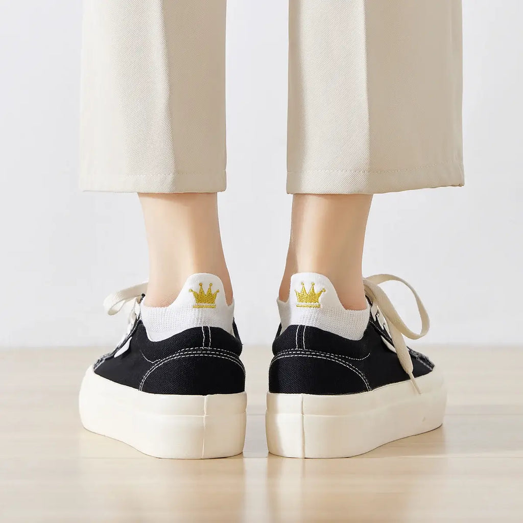 Chaussette courte avec languette et couronne dorée brodée.