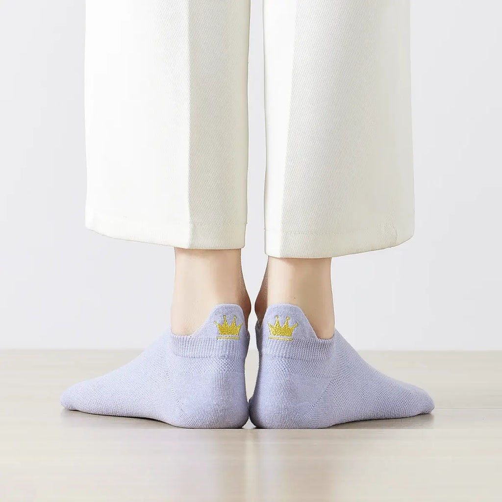 Chaussette courte avec languette et couronne dorée brodée.