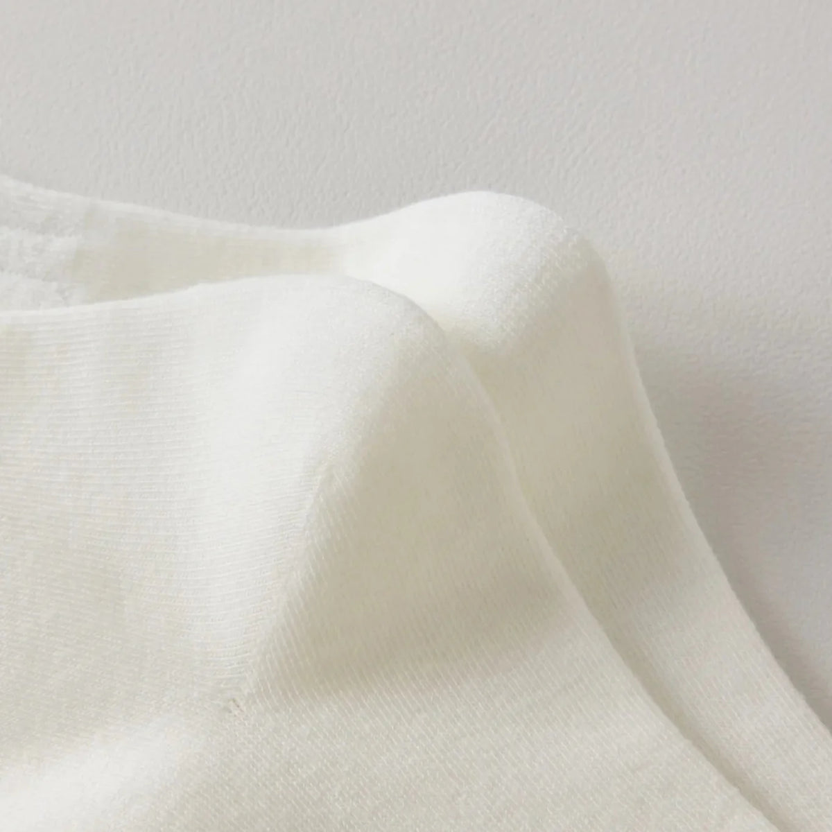 Chaussettes blanches montantes avec smiley, confortables et stylées, idéales avec des baskets. Coton épais, look tendance et maintien optimal.