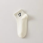 Chaussette femme noir et blanc vendue à l’unité, brodée d’un motif chien graphique. Taille 35-41. Confortable, douce et originale pour un look casual chic.