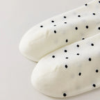 Chaussette femme noir et blanc vendue à l’unité, brodée d’un motif chien graphique. Taille 35-41. Confortable, douce et originale pour un look casual chic.