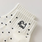 Chaussette femme noir et blanc vendue à l’unité, brodée d’un motif chien graphique. Taille 35-41. Confortable, douce et originale pour un look casual chic.