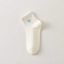 Lot de 3 chaussettes mi-hautes femme avec cœur bleu brodé. Coloris doux : gris, blanc cassé, bleu ciel. Bord côtelé. Confort et style au quotidien.