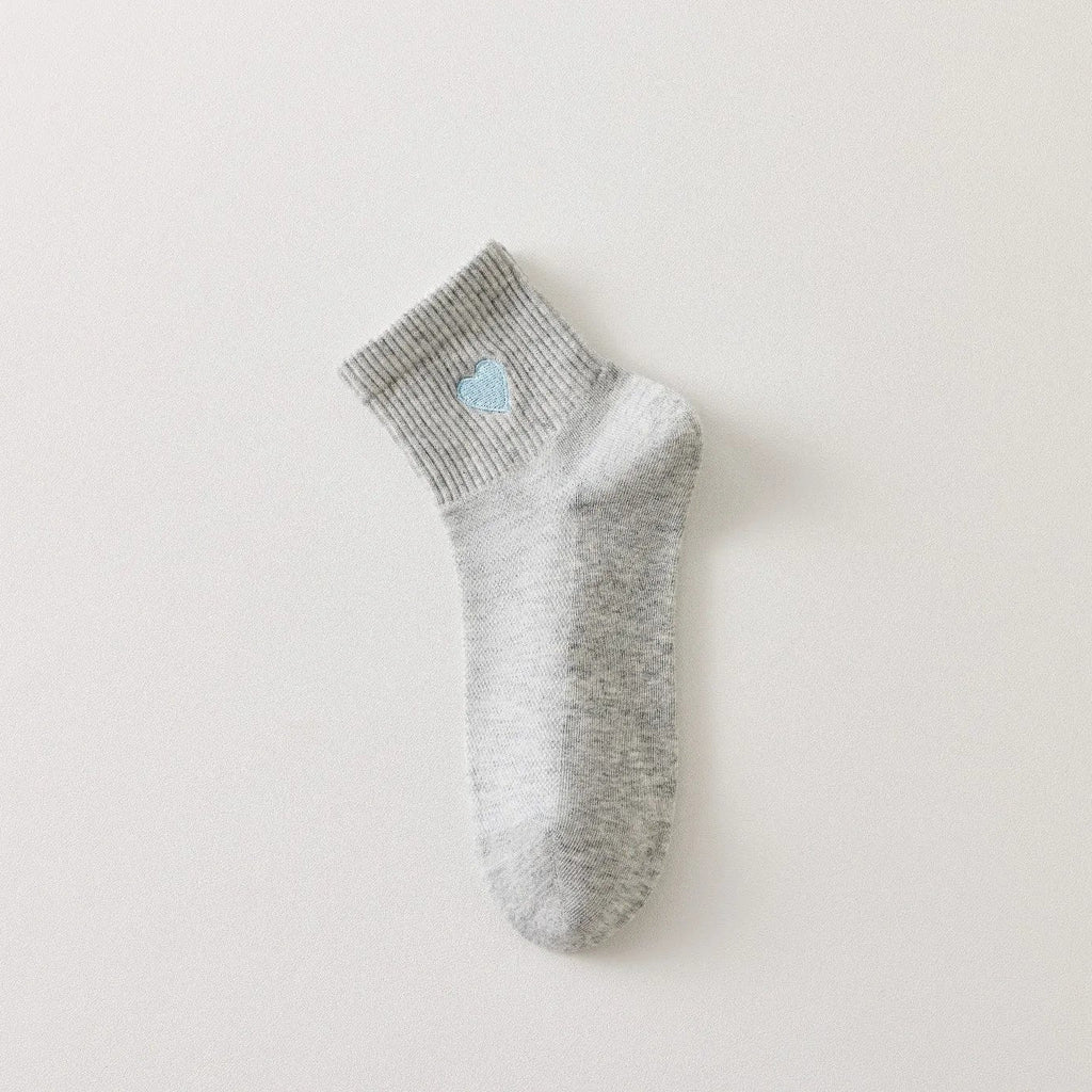 Chaussettes femme mi-hautes avec cœur brodé bleu. Coloris doux : gris clair ou blanc cassé. Bord côtelé confortable. Taille unique 35-41.

