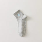 Chaussettes femme mi-hautes avec cœur brodé bleu. Coloris doux : gris clair ou blanc cassé. Bord côtelé confortable. Taille unique 35-41.


