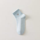 Lot de 3 chaussettes mi-hautes femme avec cœur bleu brodé. Coloris doux : gris, blanc cassé, bleu ciel. Bord côtelé. Confort et style au quotidien.