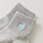 Chaussettes femme mi-hautes avec cœur brodé bleu. Coloris doux : gris clair ou blanc cassé. Bord côtelé confortable. Taille unique 35-41.

