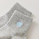 Chaussettes femme mi-hautes avec cœur brodé bleu. Coloris doux : gris clair ou blanc cassé. Bord côtelé confortable. Taille unique 35-41.

