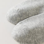 Chaussettes femme mi-hautes avec cœur brodé bleu. Coloris doux : gris clair ou blanc cassé. Bord côtelé confortable. Taille unique 35-41.

