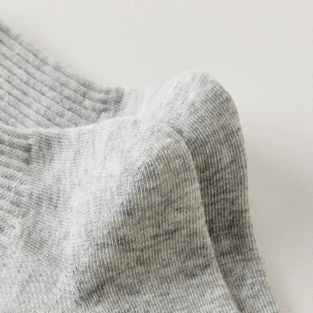 Chaussettes femme mi-hautes avec cœur brodé bleu. Coloris doux : gris clair ou blanc cassé. Bord côtelé confortable. Taille unique 35-41.

