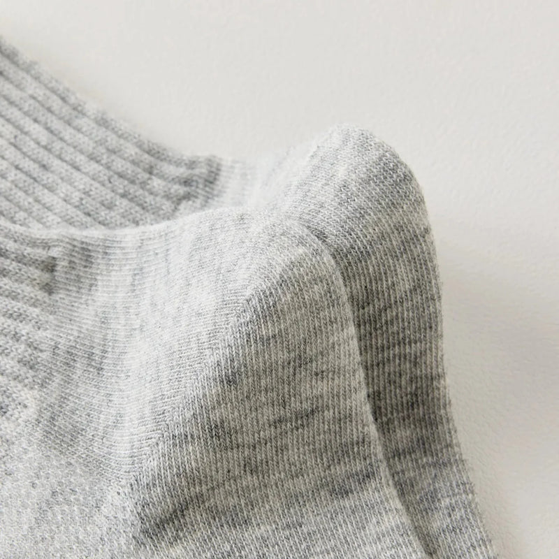 Chaussettes femme mi-hautes avec cœur brodé bleu. Coloris doux : gris clair ou blanc cassé. Bord côtelé confortable. Taille unique 35-41.

