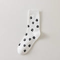 Chaussettes montantes avec motifs pattes de chat. Coloris sobres, confortables, en coton majoritaire. Idéales au quotidien avec tout type de chaussures.