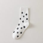 Chaussettes montantes avec motifs pattes de chat. Coloris sobres, confortables, en coton majoritaire. Idéales au quotidien avec tout type de chaussures.
