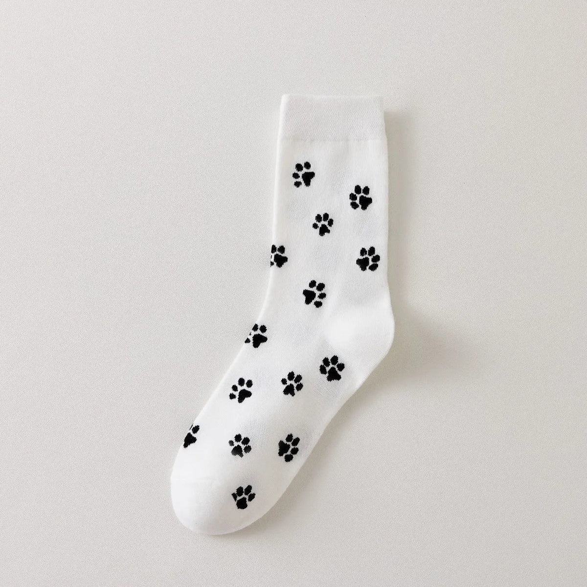 Chaussettes montantes avec motifs pattes de chat. Coloris sobres, confortables, en coton majoritaire. Idéales au quotidien avec tout type de chaussures.