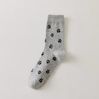 Chaussettes montantes avec motifs pattes de chat. Coloris sobres, confortables, en coton majoritaire. Idéales au quotidien avec tout type de chaussures.