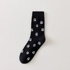 Chaussettes montantes avec motifs pattes de chat. Coloris sobres, confortables, en coton majoritaire. Idéales au quotidien avec tout type de chaussures.