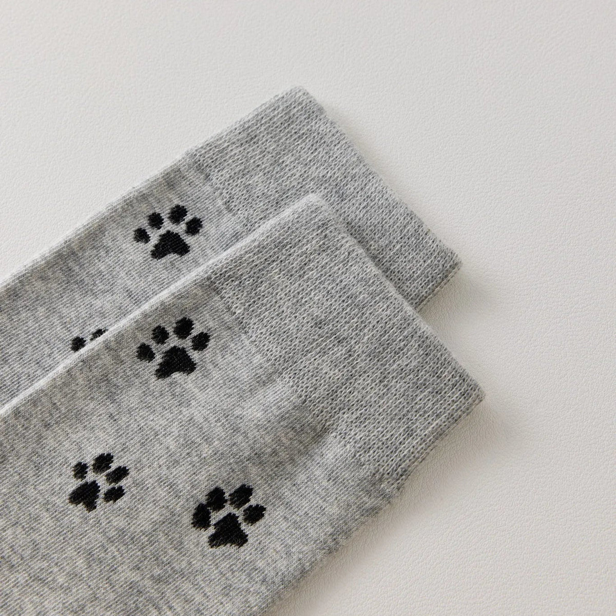 Chaussettes montantes avec motifs pattes de chat. Coloris sobres, confortables, en coton majoritaire. Idéales au quotidien avec tout type de chaussures.