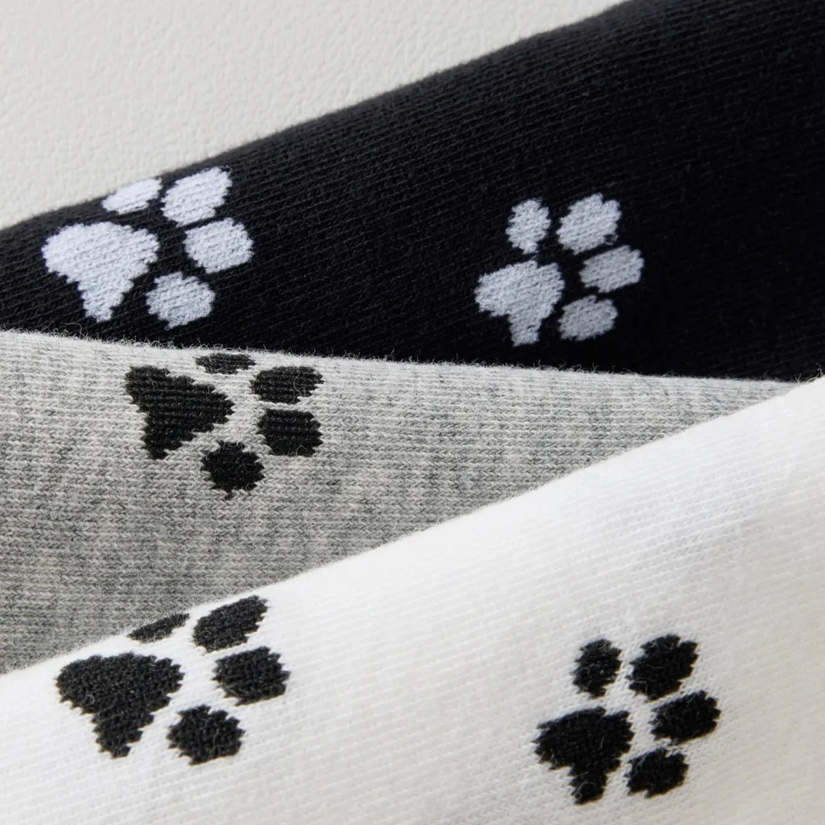 Chaussettes montantes avec motifs pattes de chat. Coloris sobres, confortables, en coton majoritaire. Idéales au quotidien avec tout type de chaussures.