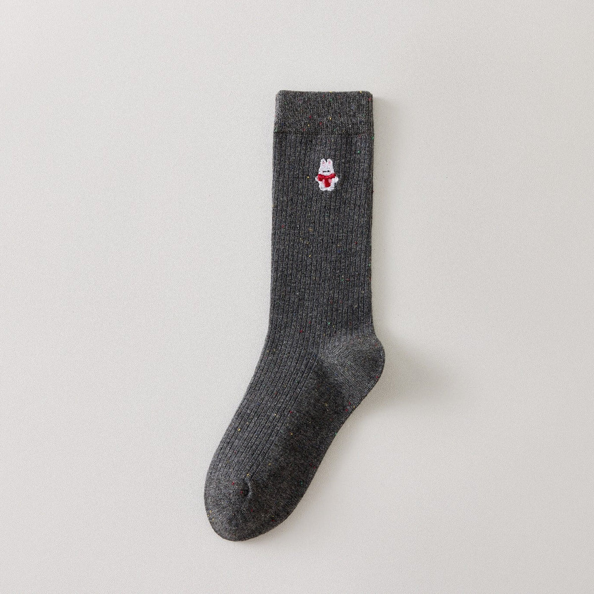 Chaussette femme haute à broderie hivernale vendue à l’unité. Motifs Noël : renne, Père Noël, pingouin… Maille chaude et douce. Taille unique 35-41.