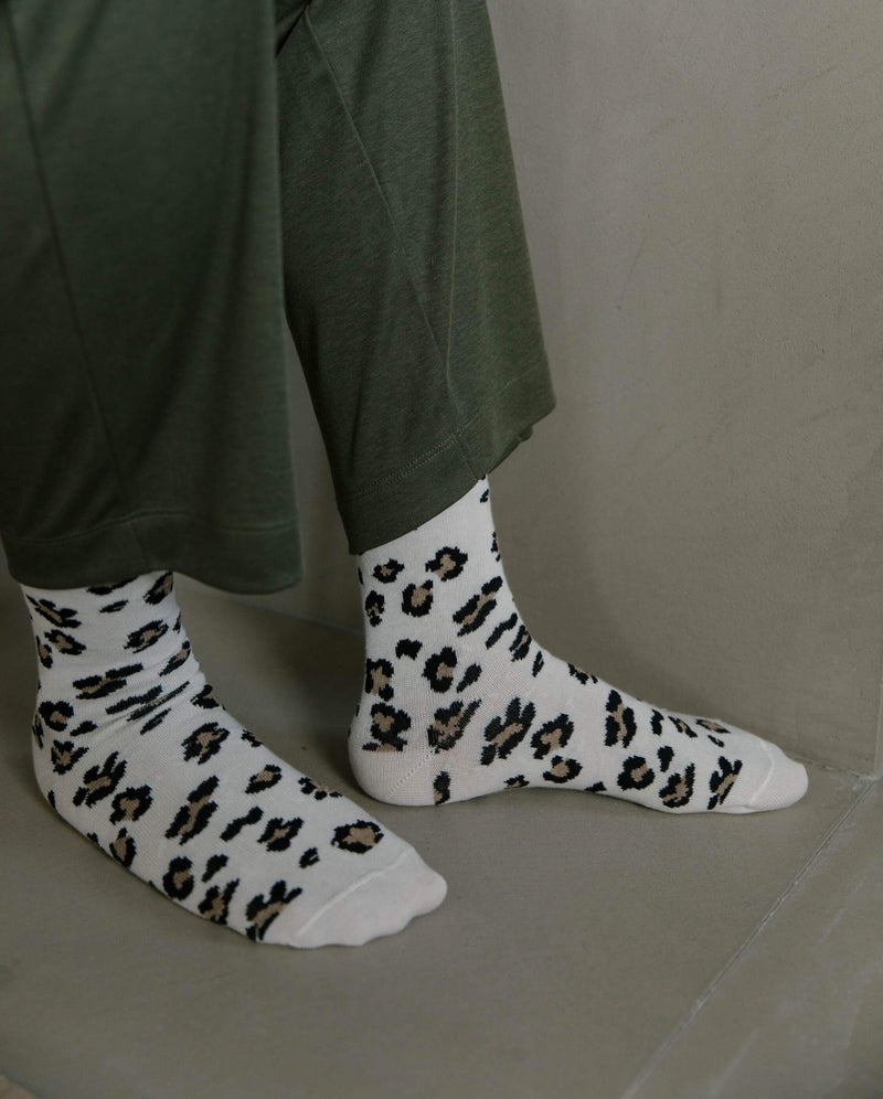 Pack 2 paires chaussettes femme léopard, blanc-bordeaux Angarde close up blanc