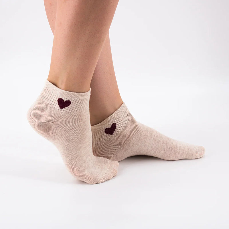 Chaussettes courtes beiges adultes en coton avec un cœur sur le côté | Chaussettes abordables et de haute qualité | Un excellent choix pour les adultes qui aiment les cœurs |