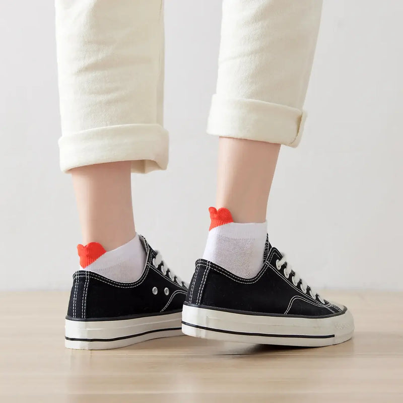 Socquette unie avec cœur rouge brodé sur la languette.