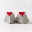 Socquette unie avec cœur rouge brodé sur la languette.