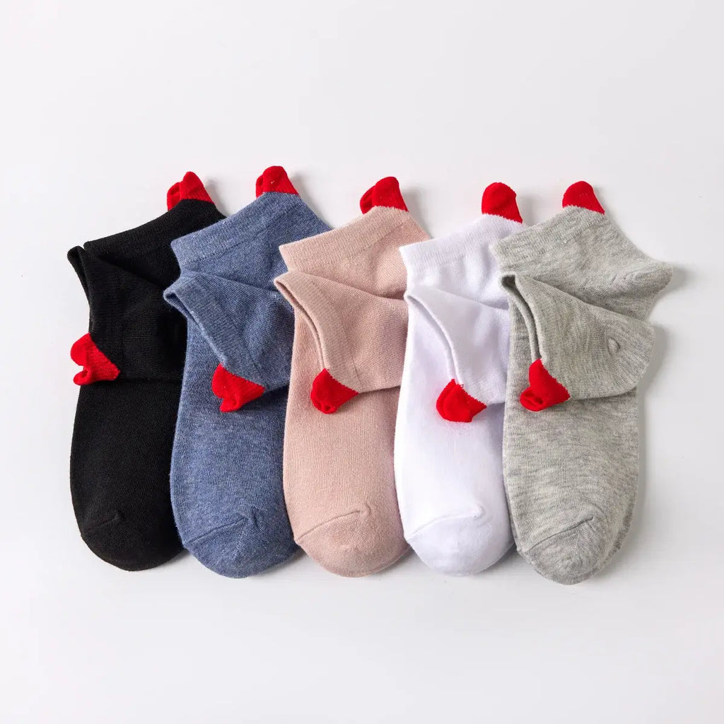 Socquette unie avec cœur rouge brodé sur la languette.