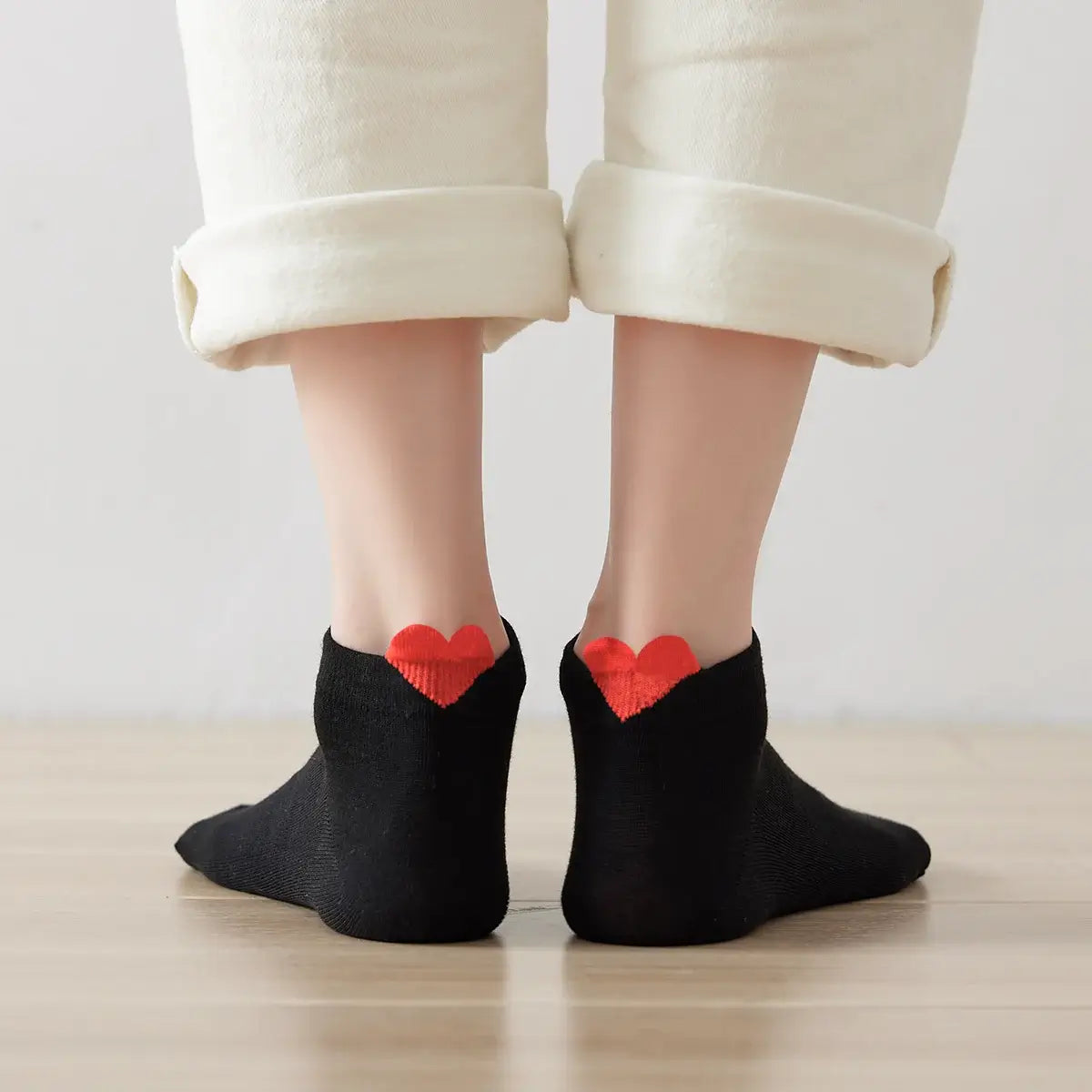 Socquette unie avec cœur rouge brodé sur la languette.