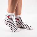 Chaussettes blanches en coton rayées avec un petit cœur brodé 