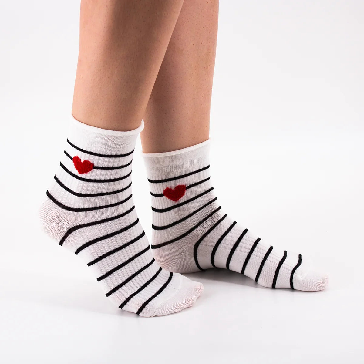 Chaussettes blanches en coton rayées avec un petit cœur brodé 
