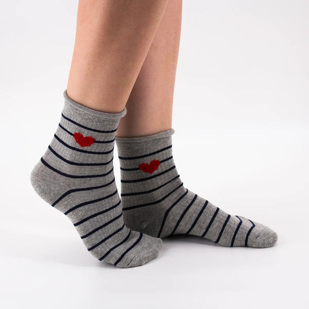 Chaussettes blanches en coton rayées avec un petit cœur brodé 