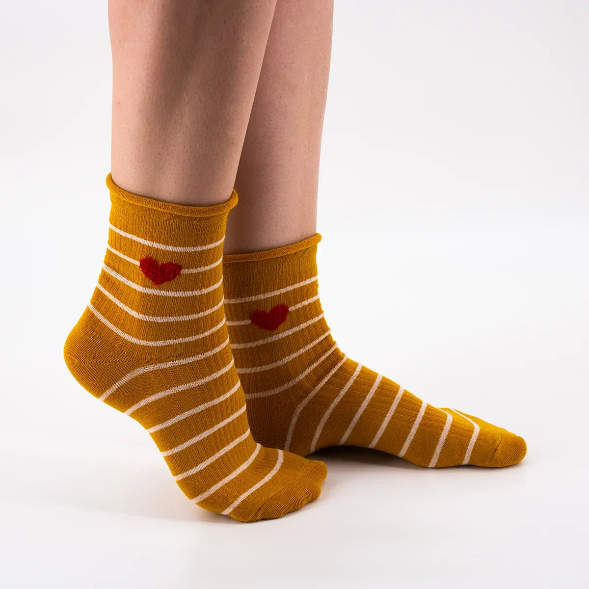 Chaussettes blanches en coton rayées avec un petit cœur brodé 