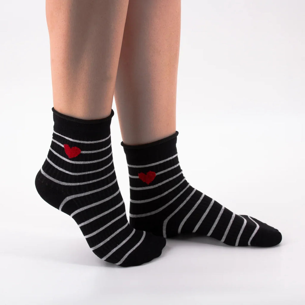 Chaussettes blanches en coton rayées avec un petit cœur brodé 