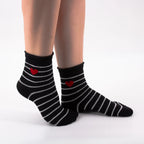 Chaussettes blanches en coton rayées avec un petit cœur brodé 