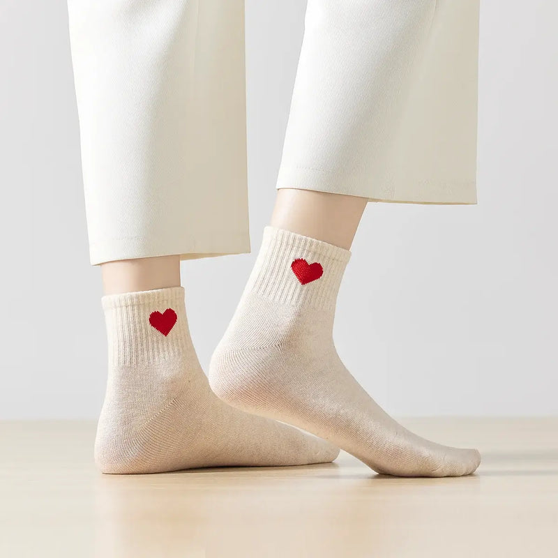 Chaussettes longues beiges adultes en coton avec un cœur rose sur le côté