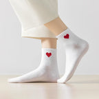 Chaussettes longues blanches adultes en coton avec un cœur rouge sur le côté 
