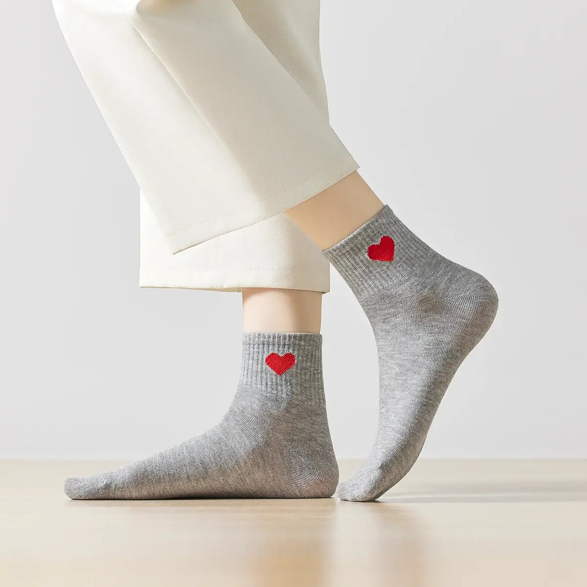 Chaussettes longues grises adultes en coton avec un cœur sur le côté