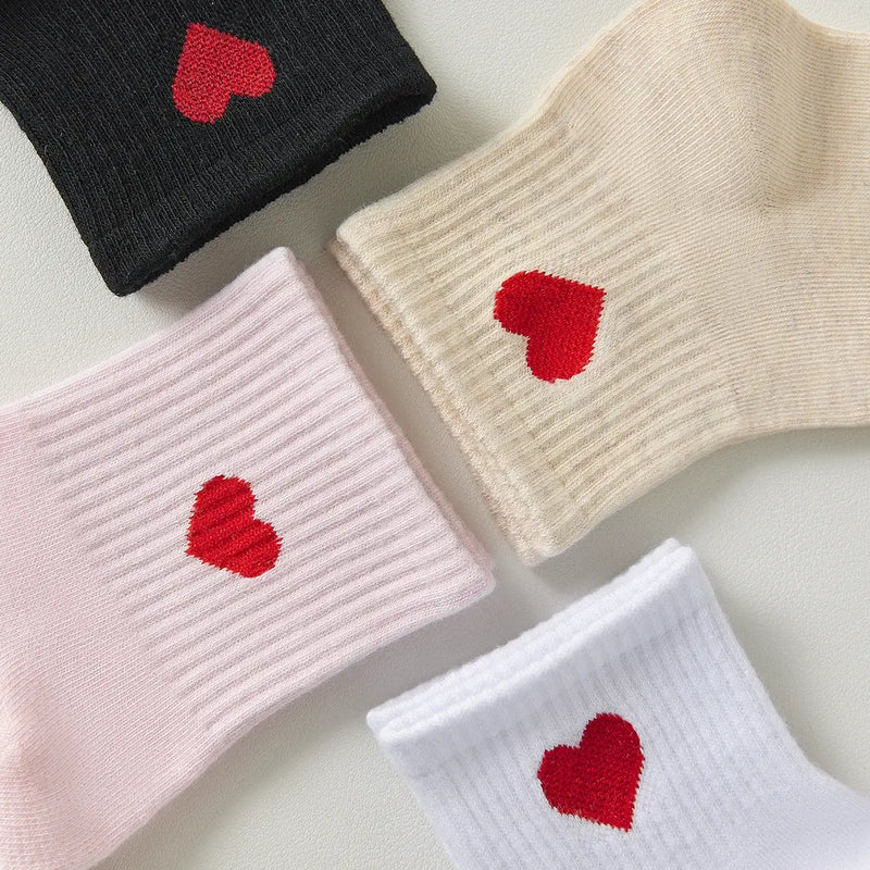 Lot zoomé chaussettes longues adultes en coton avec un cœur rose sur le côté 