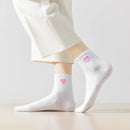 Chaussettes longues grises adultes en coton avec un cœur rose sur le côté